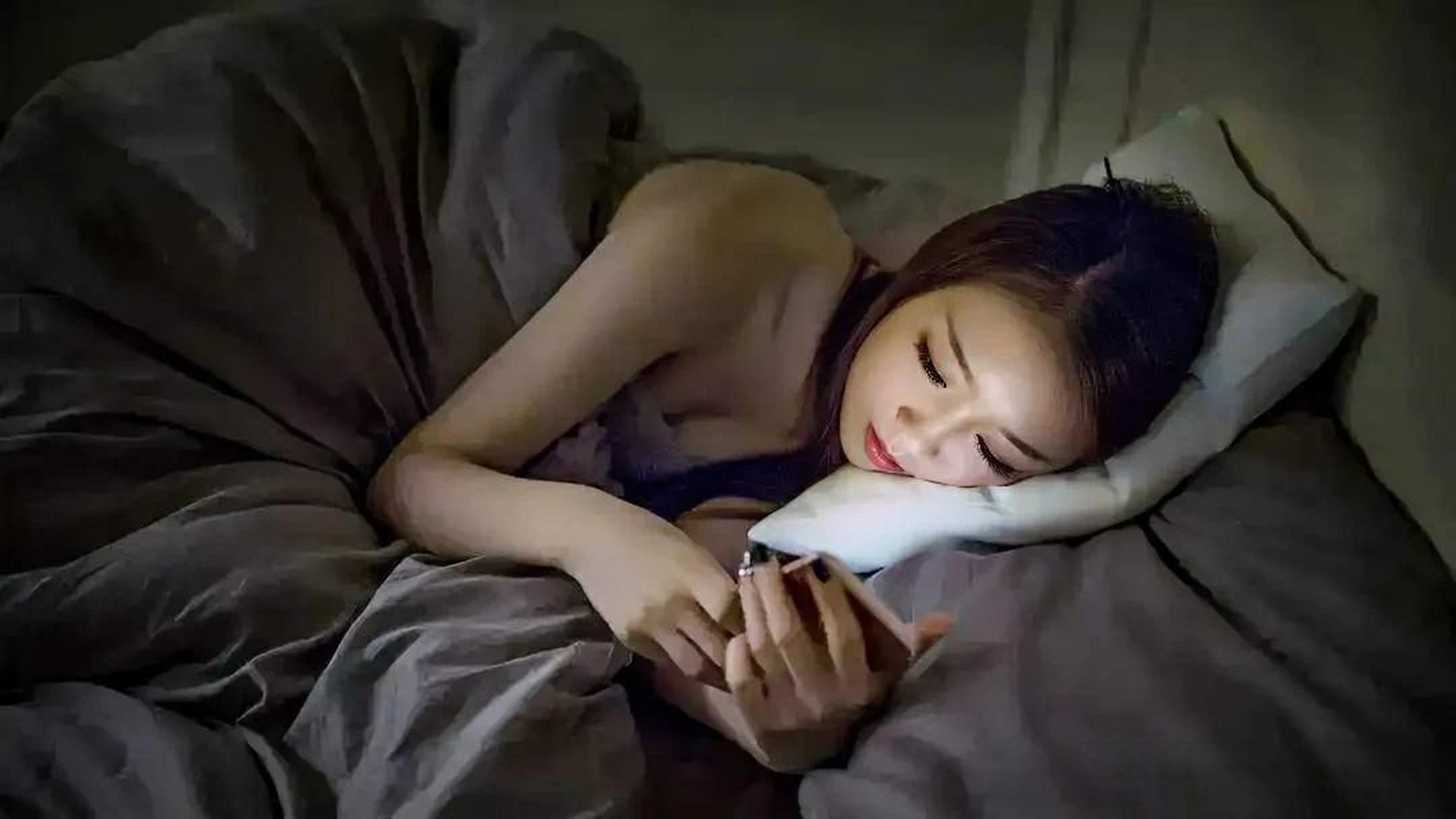 "千万别再侧躺看手机"火上热搜,杭州小伙已中招!