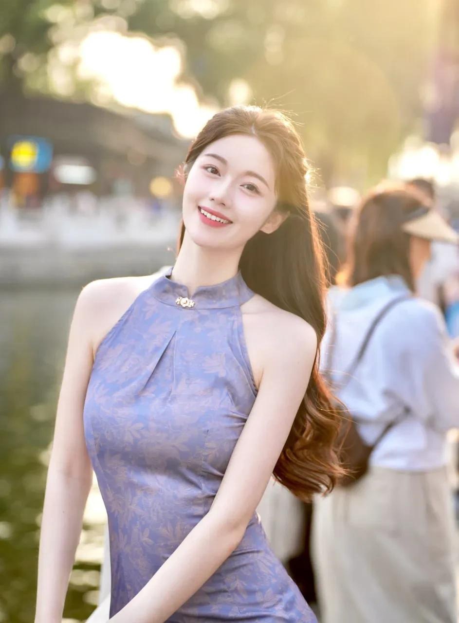 一位笑容迷人,气质优雅,充满女神魅力的形象跃然纸上: