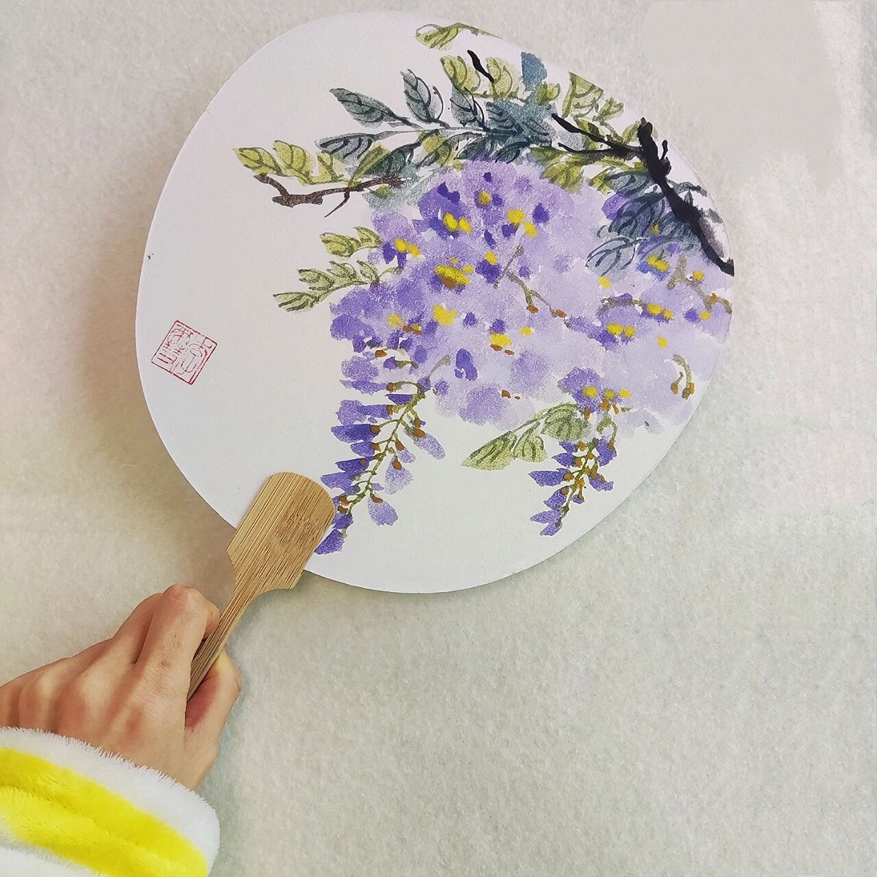 国画练习打卡20丨团扇扇面紫藤金鱼写意花鸟 画扇子 摸摸鱼好快乐 就