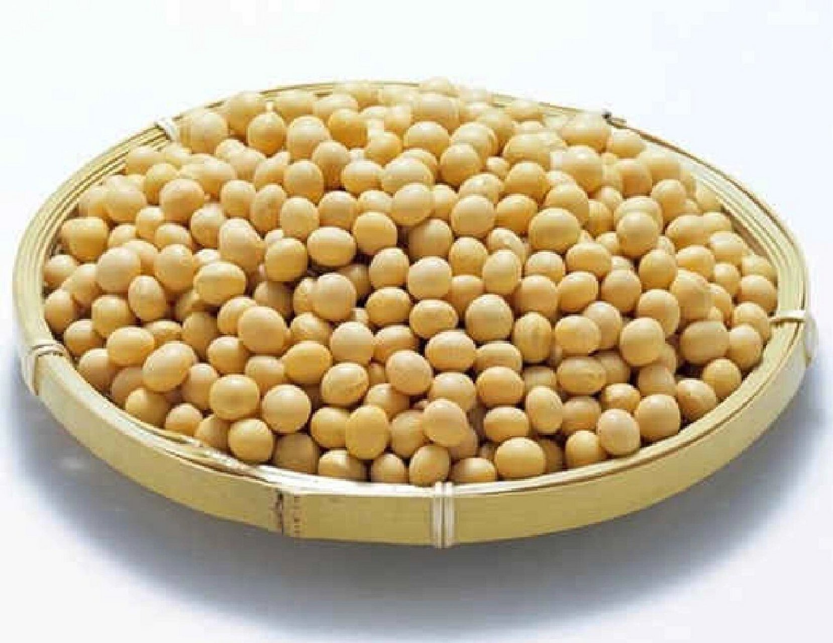 黄豆的功效和营养价值 黄豆和黑豆,青豆一起统称为大豆类食物,黄豆中