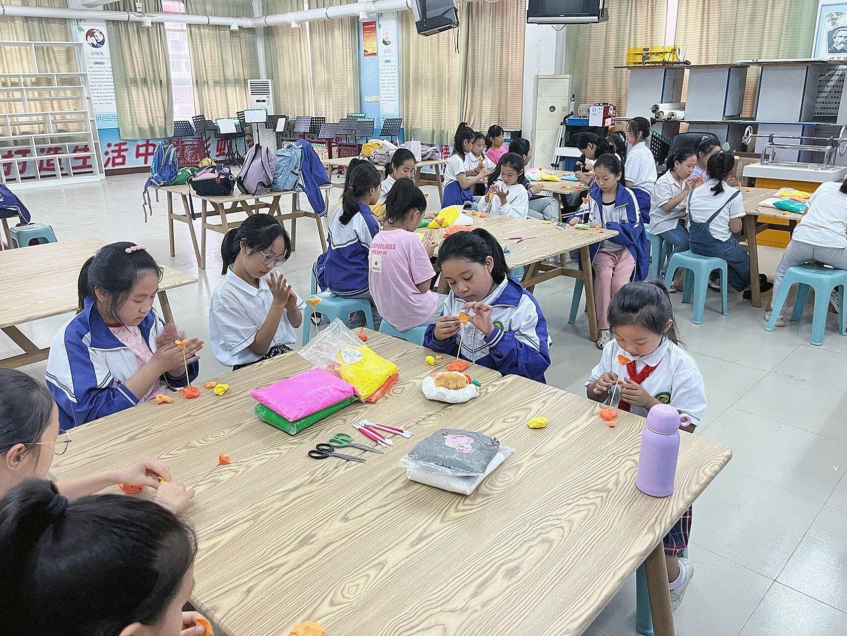 人美版五年级上册第二课《画人像》板书设计 一天上六节课的黑色周五