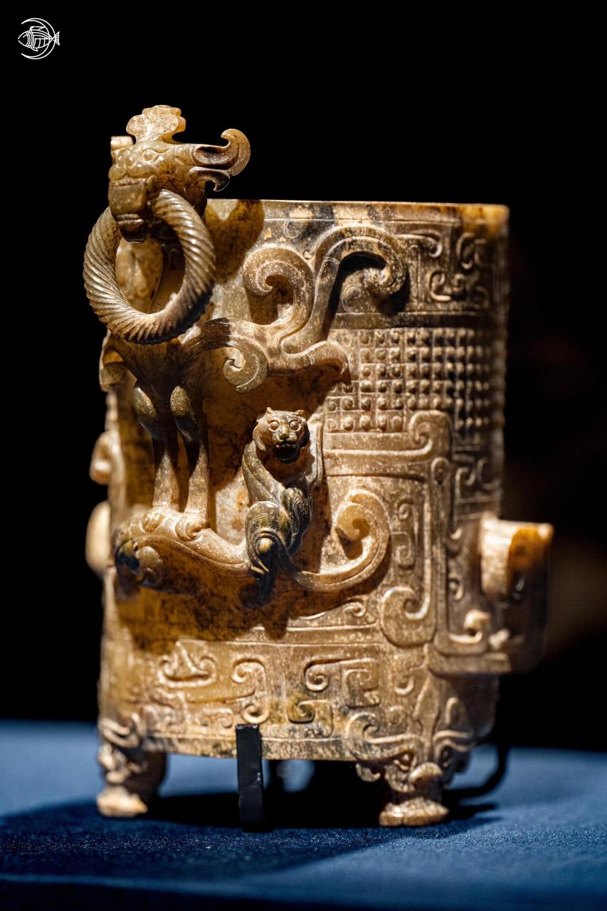 南京博物院玉润中华展 最妖娆的两只虎 西汉翼兽衔环擒虎玉卮 1997年