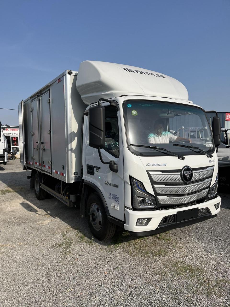 福田欧马可新款中体驾驶室白色箱车 欧康140马力 万里扬6速 后视镜