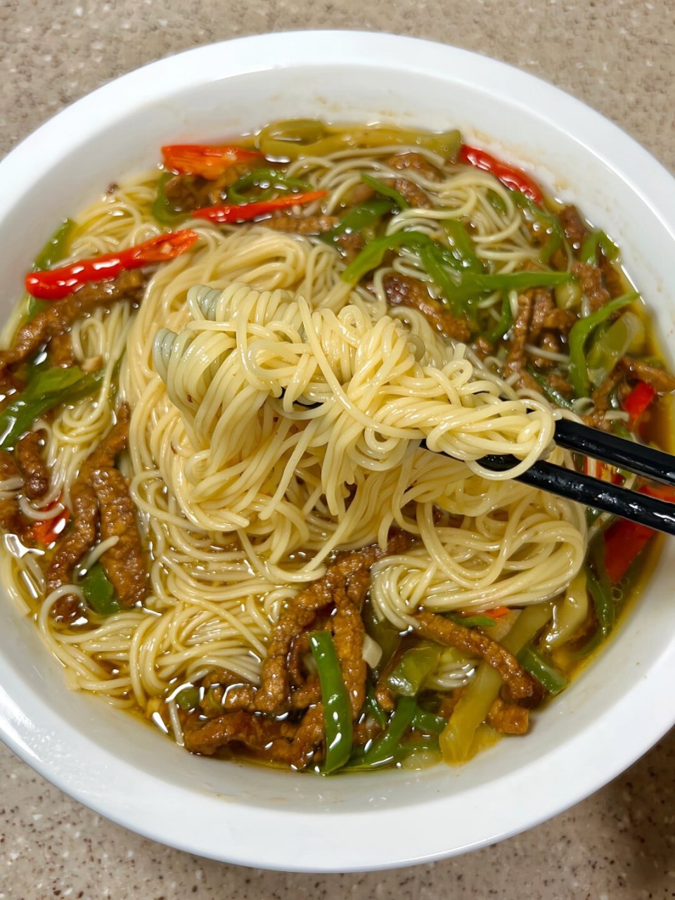 榨菜肉丝面～ 冬天的早上我就喜欢吃一碗热腾腾的汤面90吃完整个人