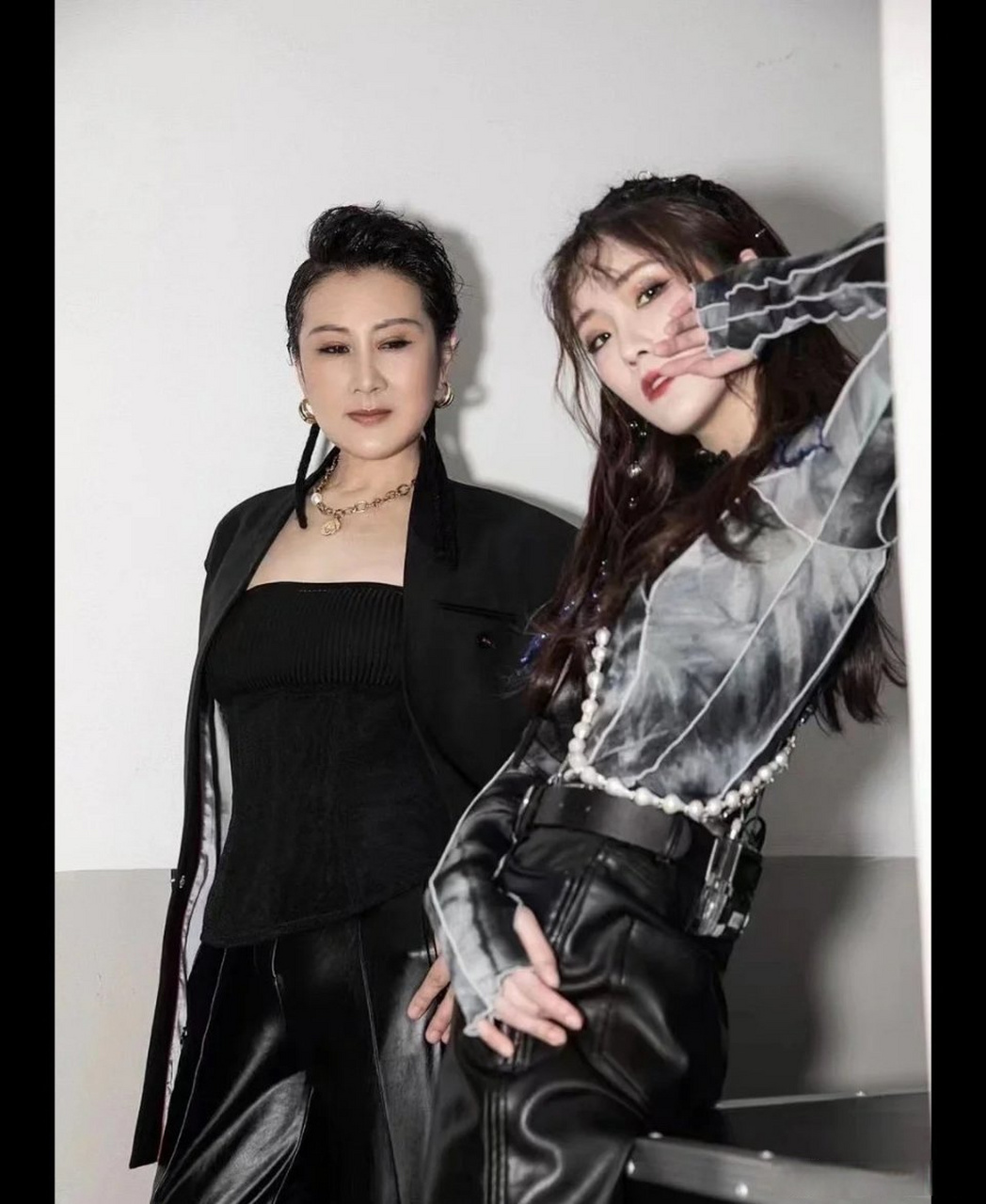 张凯丽和女儿张可盈的同框写真,母女俩脸型真的像啊