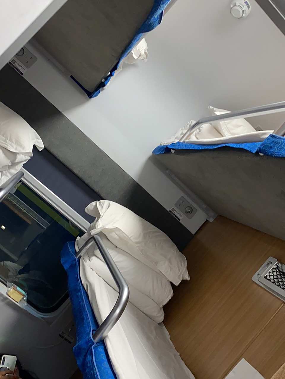 d718绿巨人第一次睡二等卧[不要啊]除了网差 d718绿巨人第一次睡二等