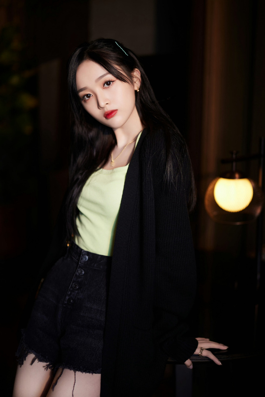 吴宣仪黑白色彩甜美穿搭