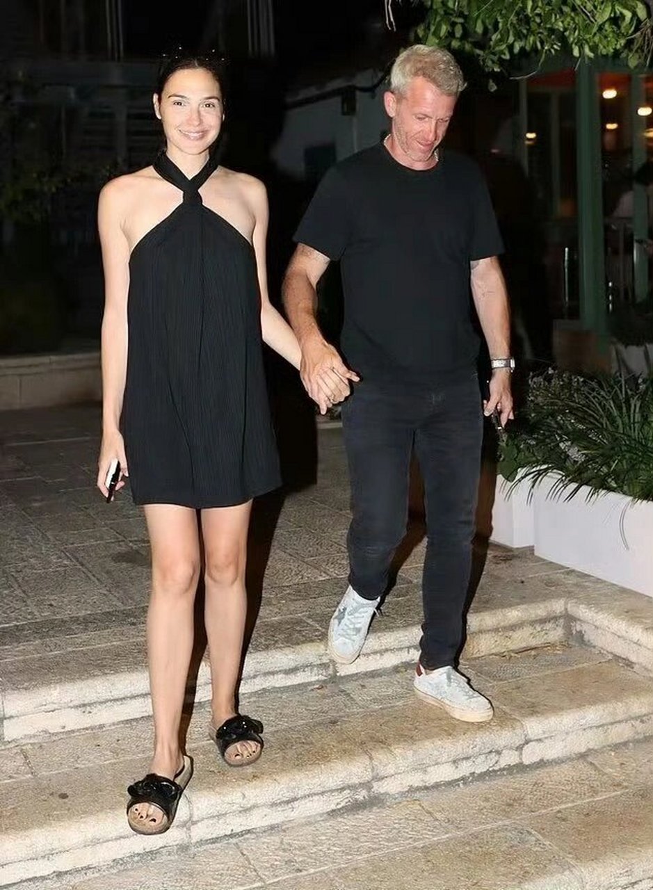 盖尔加朵跟丈夫yaron在以色列街拍 gal gadot盖尔加朵 和丈夫yaron