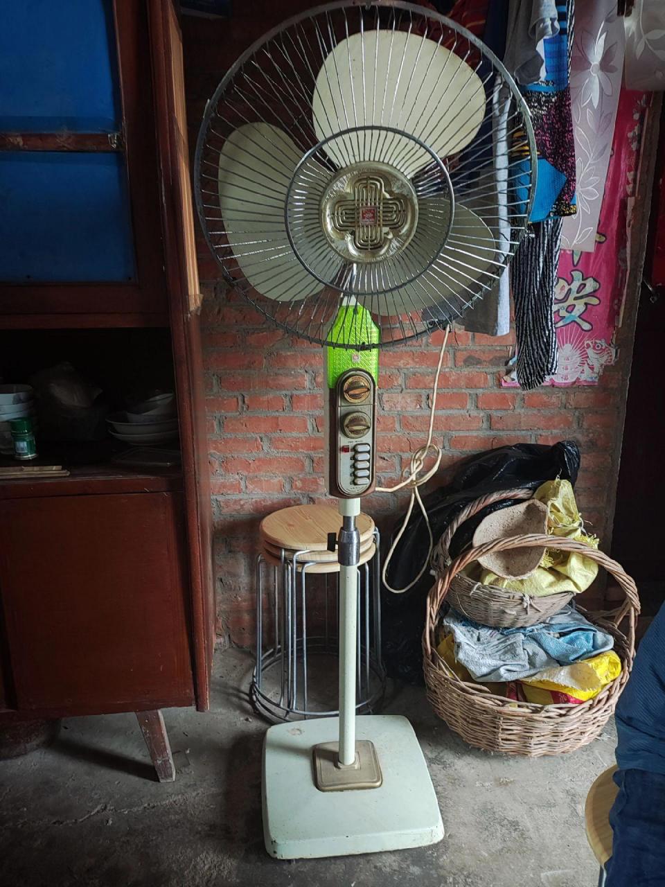 四十多年前的长城牌电风扇还在用,当时买240多块钱,重量抵上现在的电