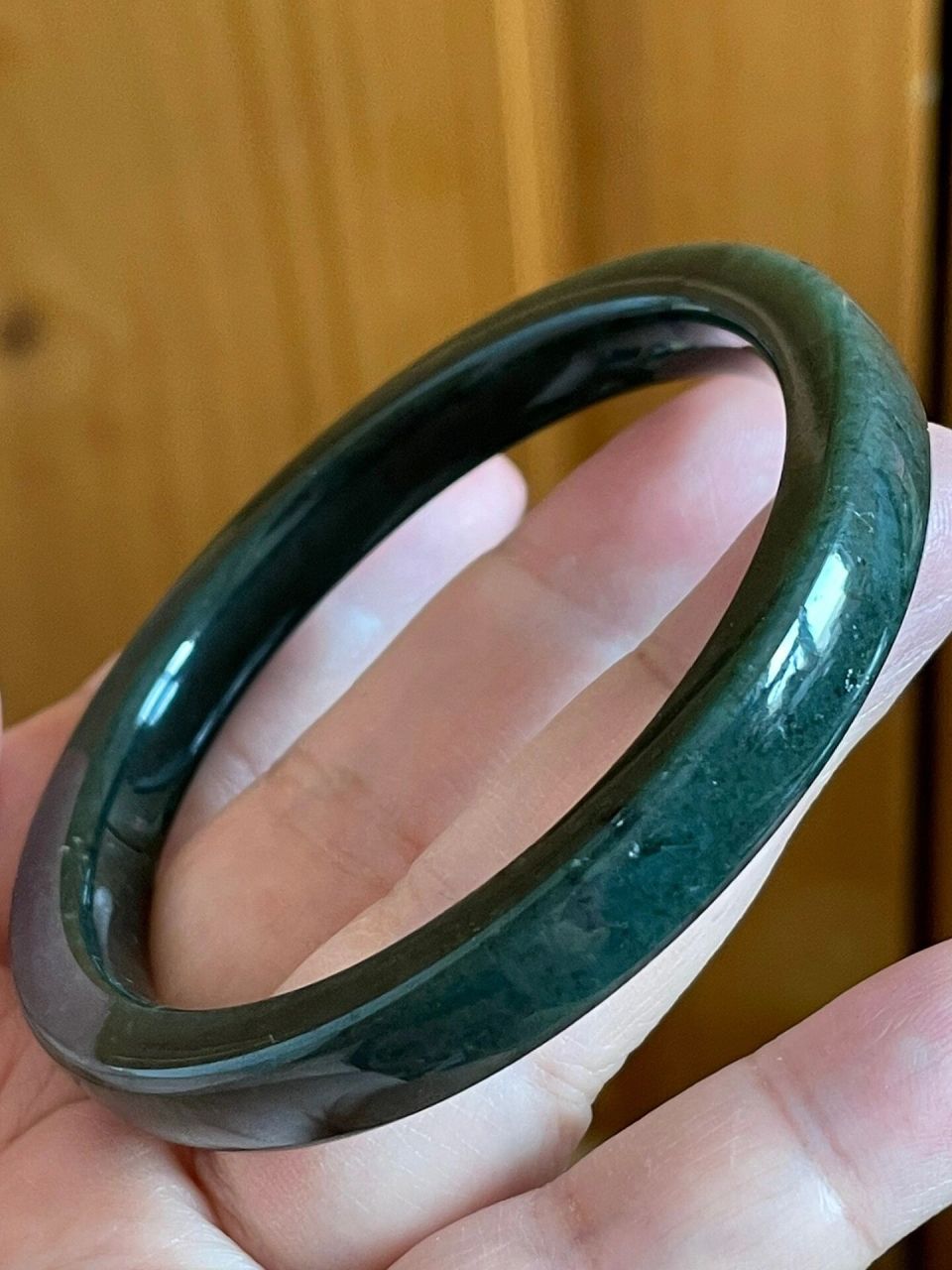 料子细度不错,深墨绿色,不发黑,完整光滑无裂纹,有少许白绵不明显