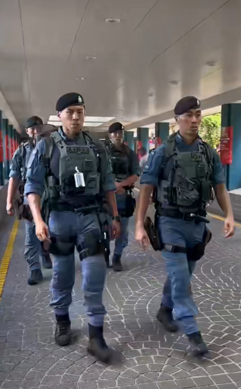 香港警队执勤中,这身装备的确令人羡慕.