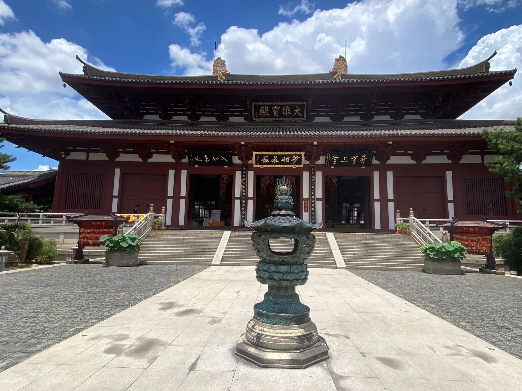 她是上海市郊最大的寺庙,因法脉系留云禅寺,而地处云翔寺旧址,故有留