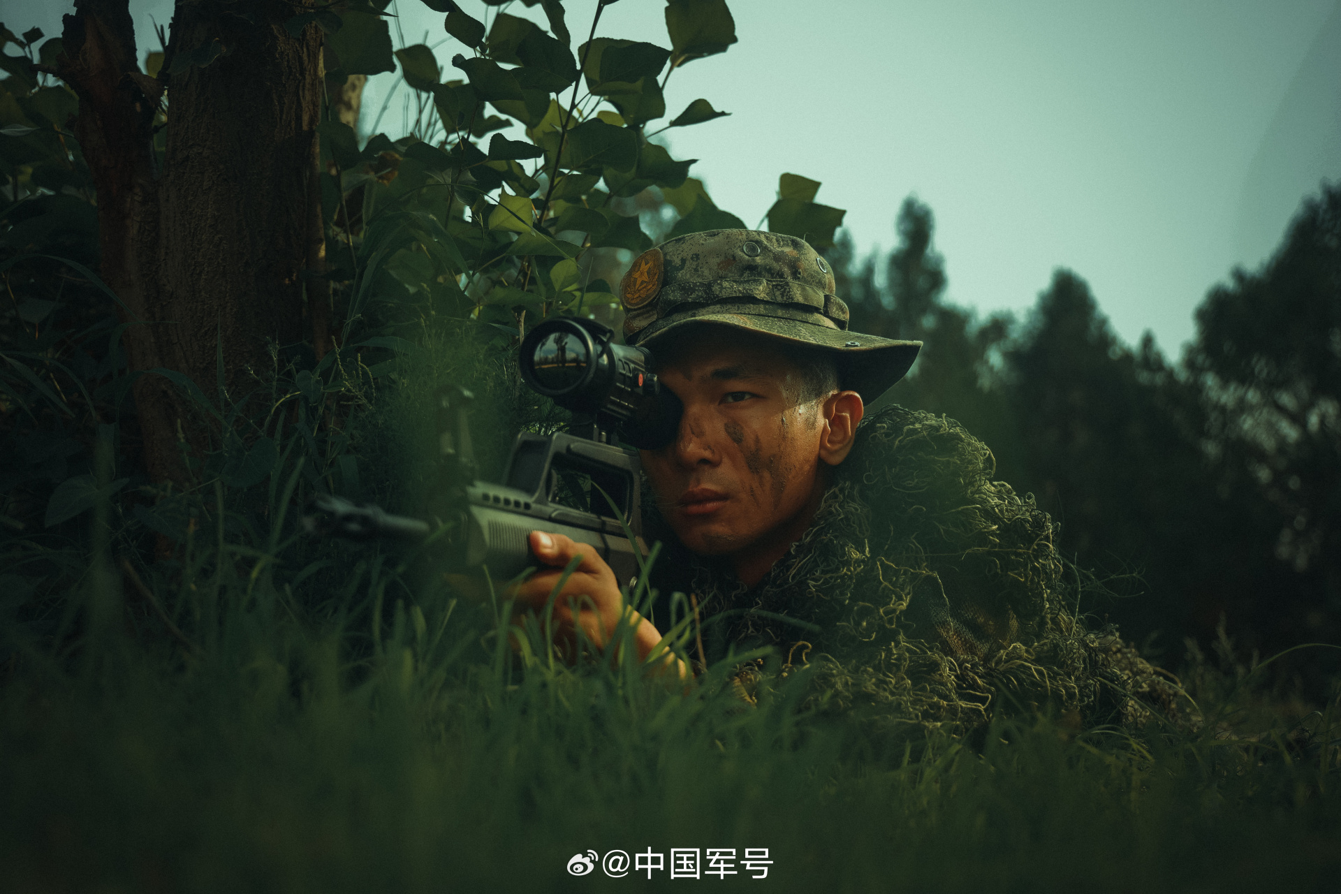 侦察集训每个瞬间都帅成了壁纸#[爱慕]】近日,陆军第83集团军某旅"