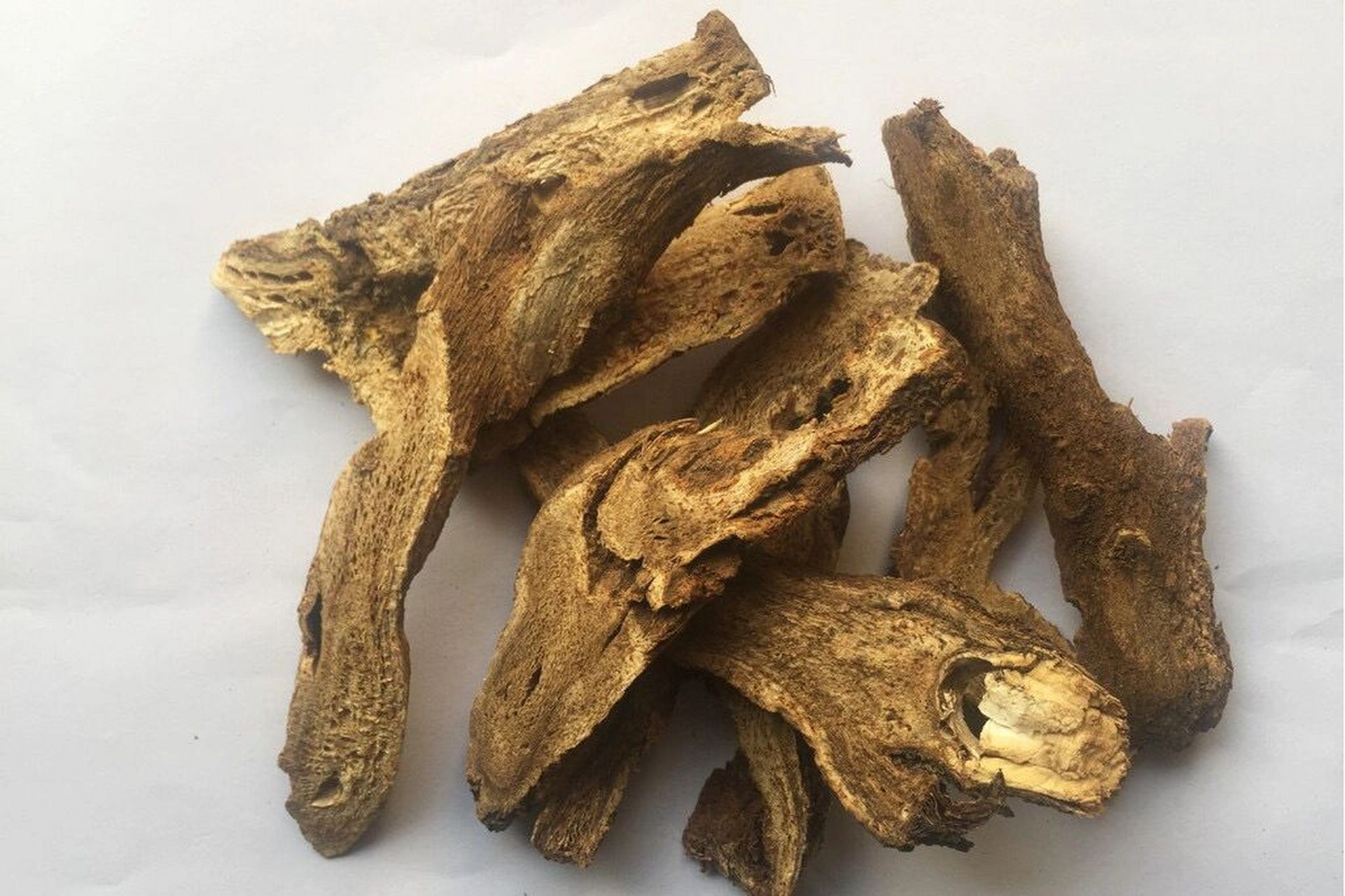 青木香:马兜铃科植物,行气止痛,解毒消肿,含生物碱,用于治疗痧胀腹痛