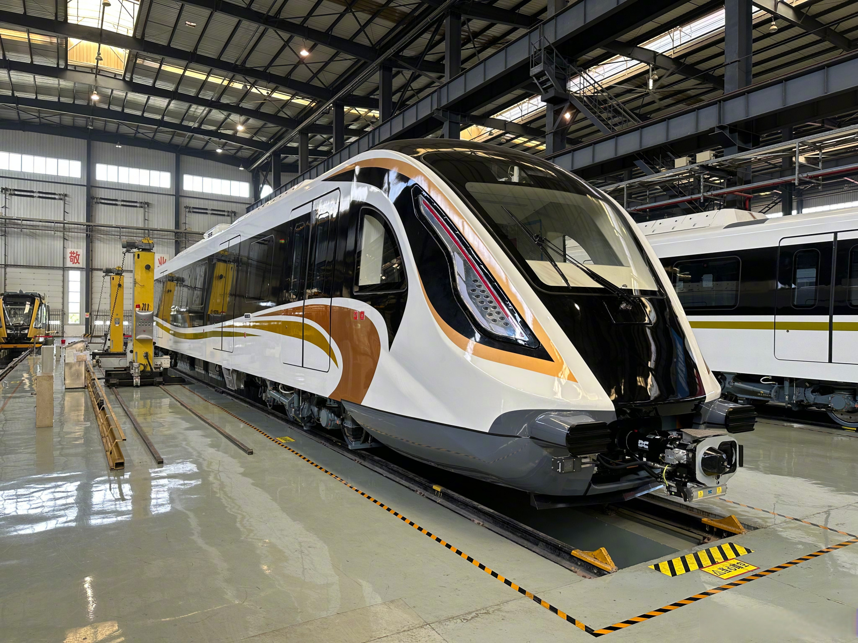 【#成都轨道交通13号线列车亮相#】9月20日,成都轨道交通13号线一期首