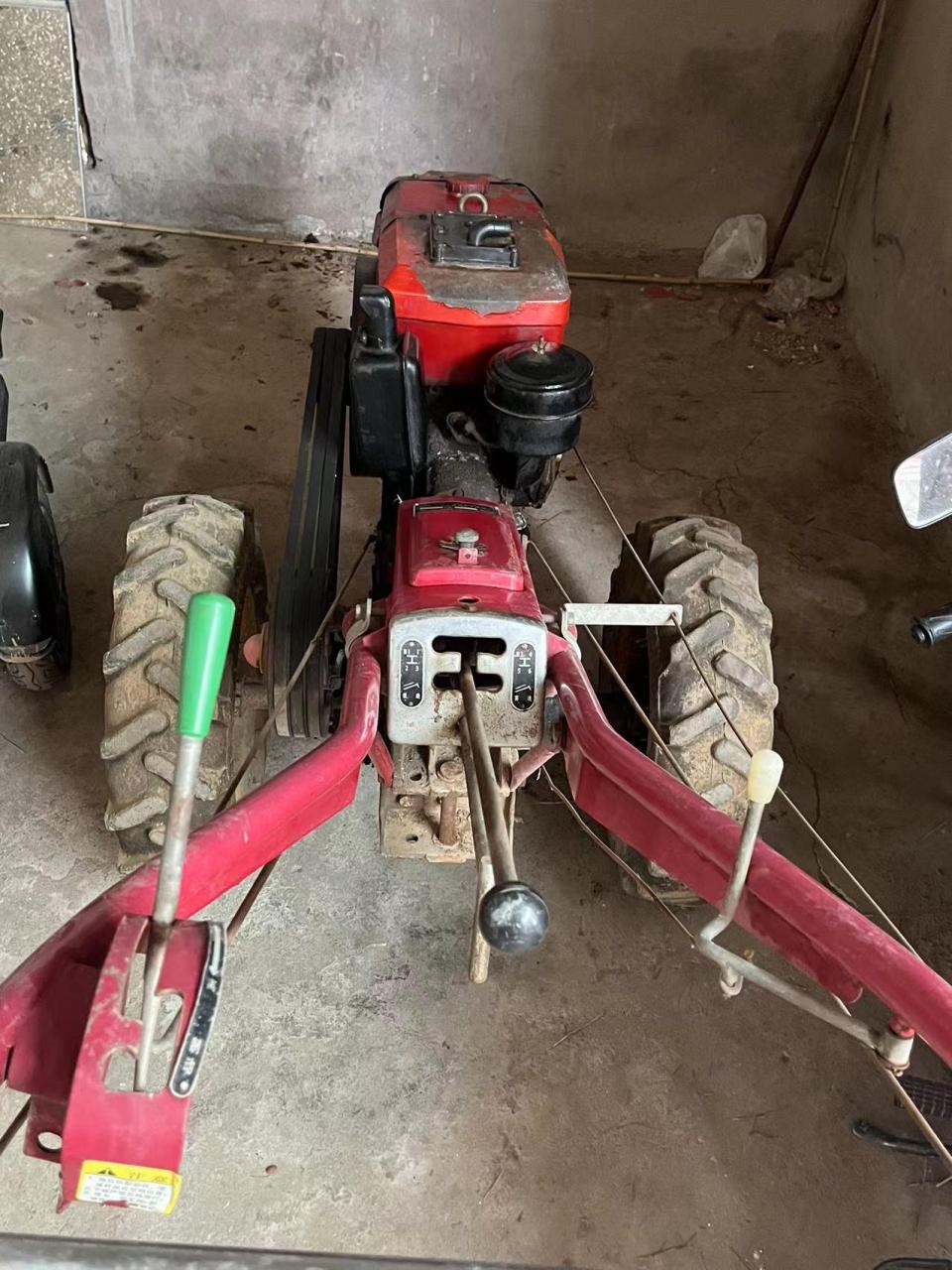 此款手扶拖拉机:峨眉柴油机-小架子犁地方便-闲置在家9292