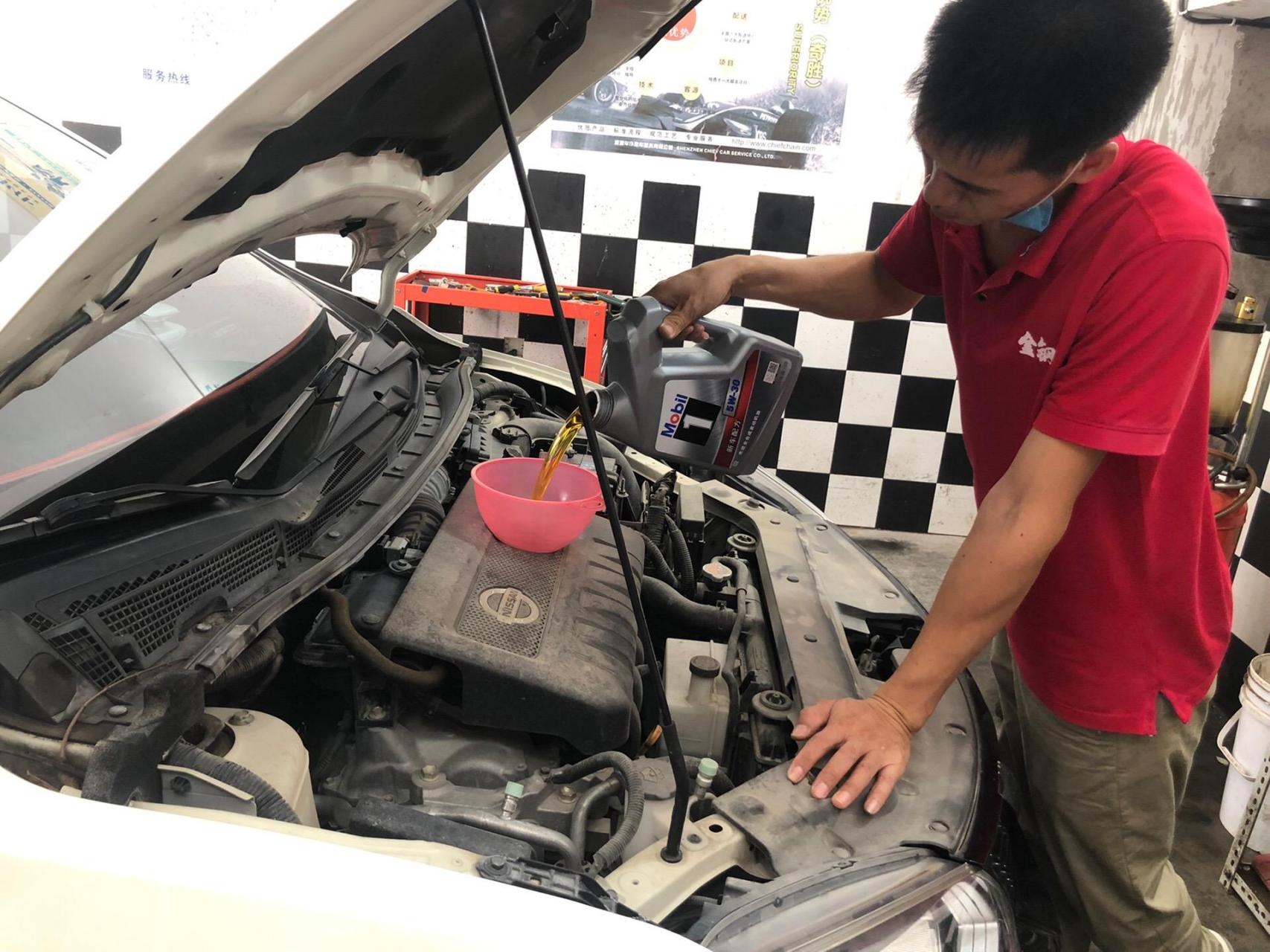 日产骐达更换变速箱油,机油