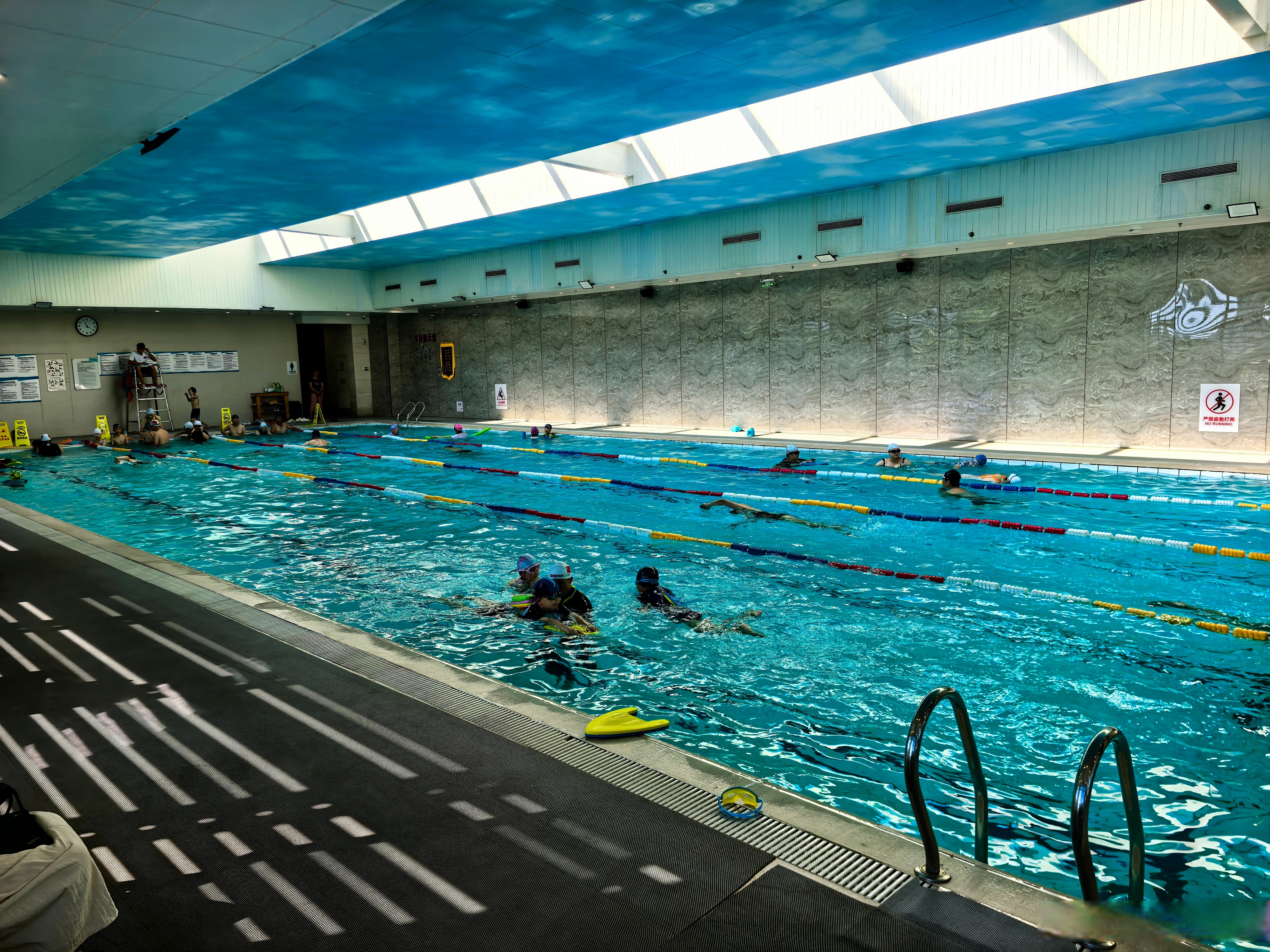 是这个饺子太多了 夏天到了,哪里游泳池没人啊!