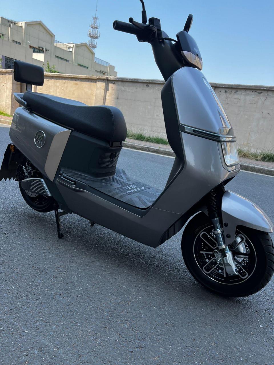 刚买半年的爱玛a700指挥官(e38动力酷版),搭载1200瓦的11寸爬山虎高