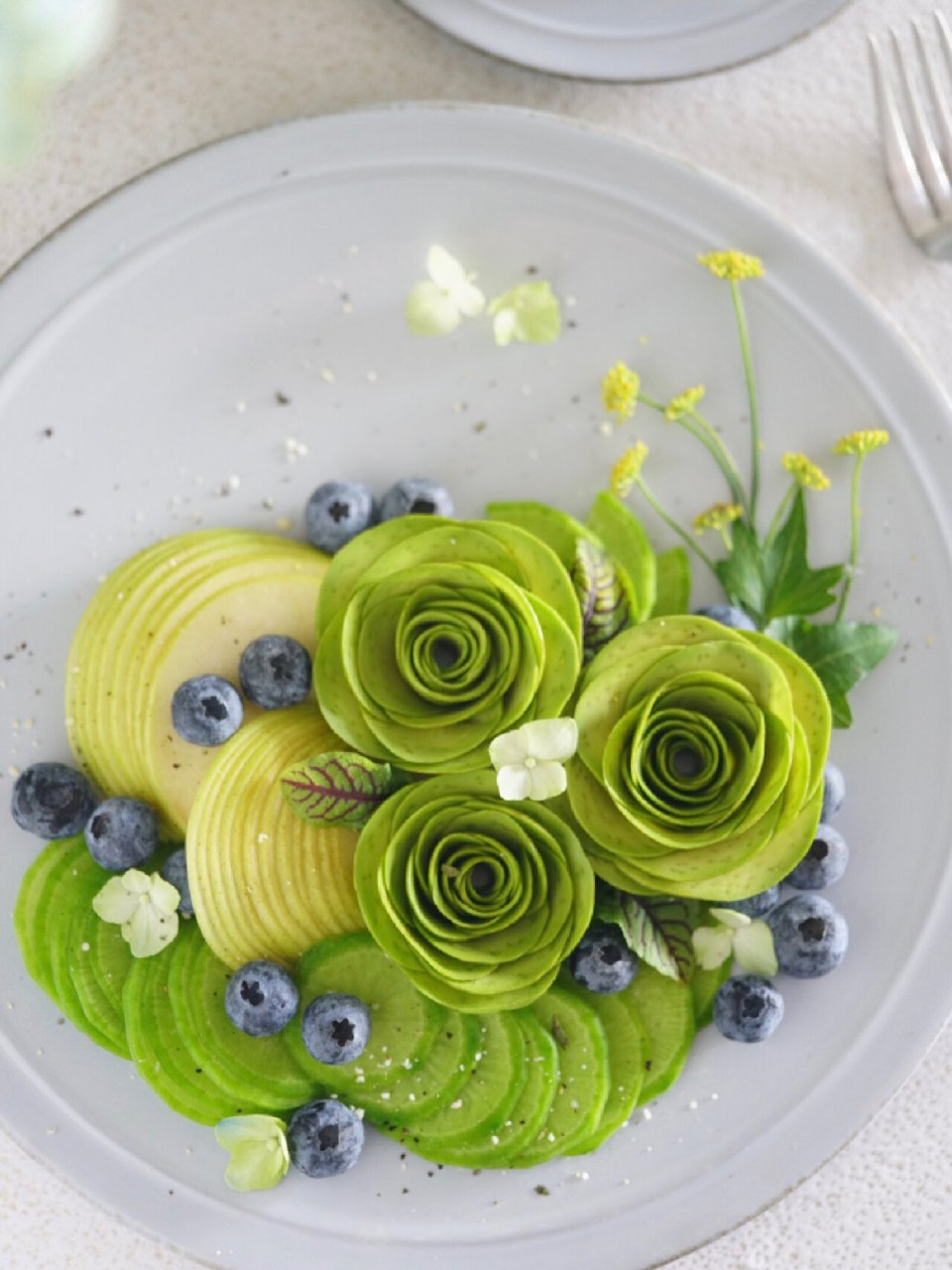 今日份|冬之浪漫|牛油果05水果拼盘 一整晚的大风大雨,瞬间降了温