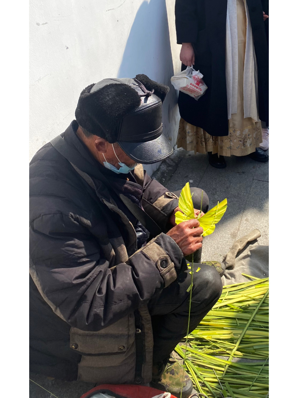 芦苇叶编织—蝴蝶 在苏州北寺塔地铁站口,一出来就看到老爷爷坐在墙边