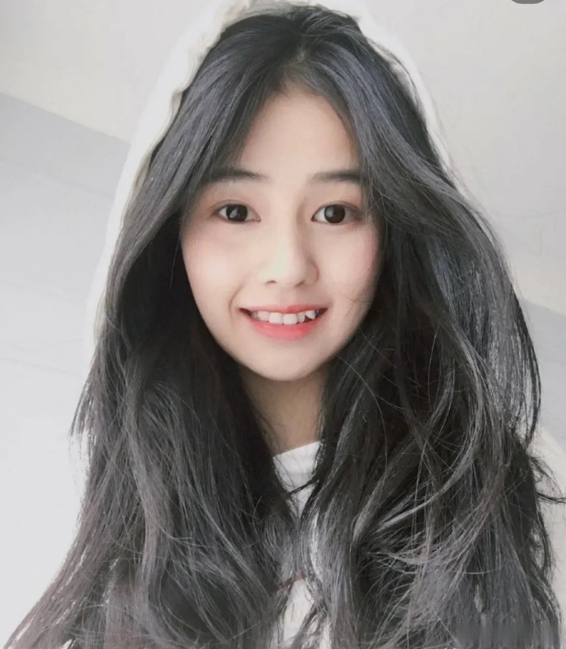 白鹿还是网红时期的照片,那个时候有一对虎牙,笑起来也很甜美.