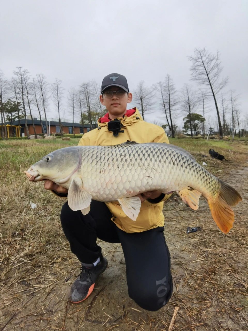 诡计多端的钓鱼佬:如何跟大鱼合照 这是鱼比较大的拍照方法,手可以顶