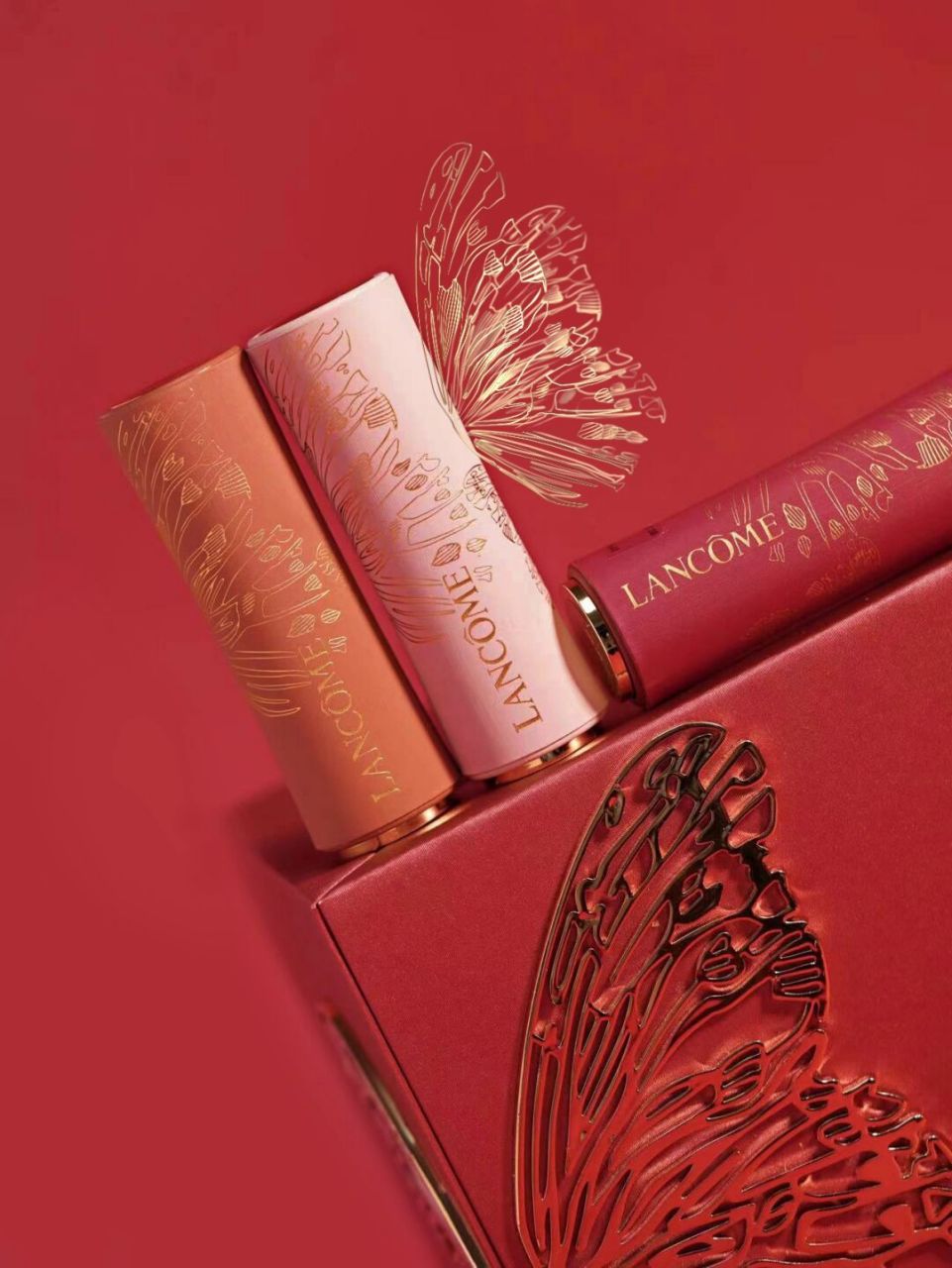 03蝶吻唇膏从外壳到口红膏体,都印上了翩然起舞的小蝴蝶,细致的纹理