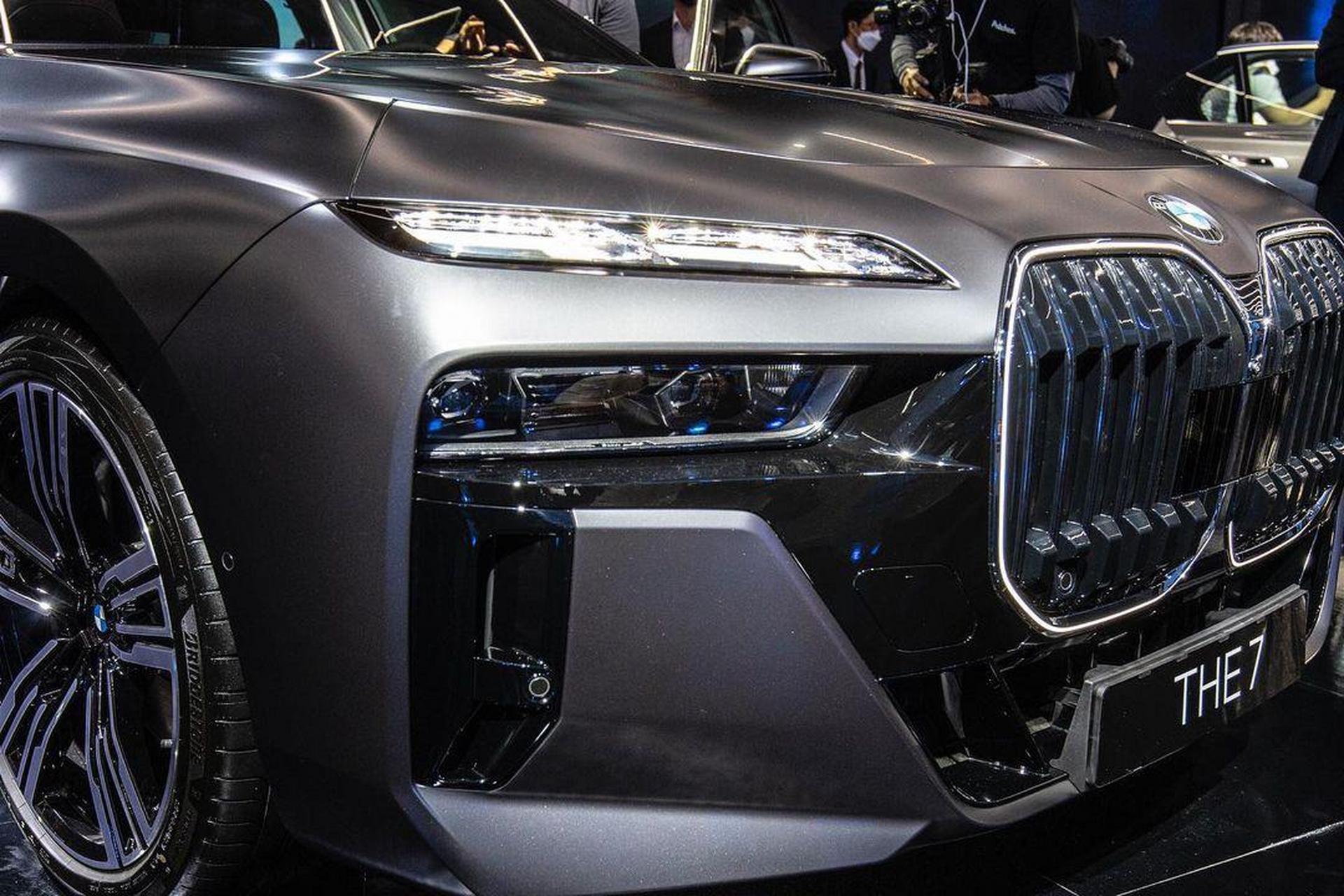 系采用分体式大灯设计,水晶日行灯相互照应,尾灯改为菱形花纹取消贯穿