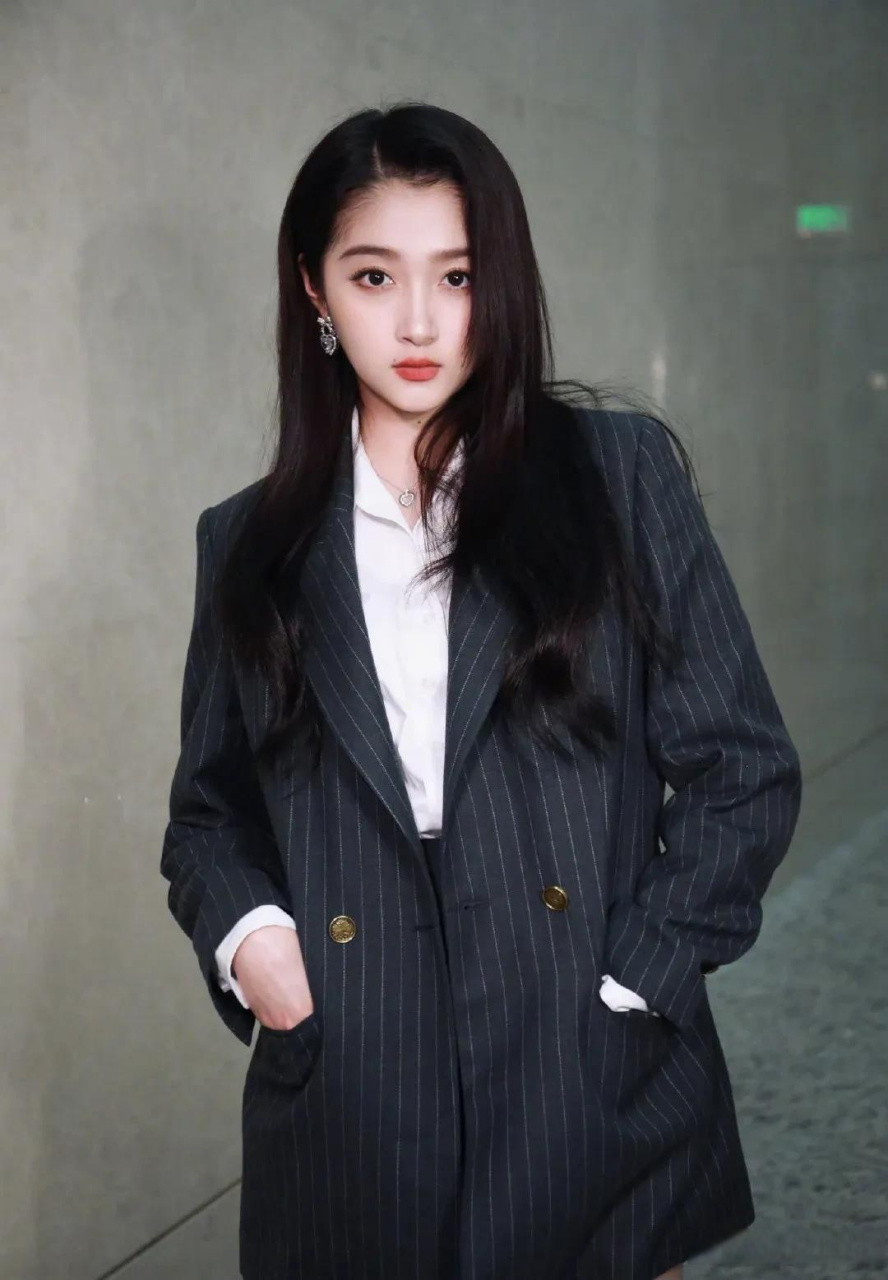 就问你关晓彤这身职业装你喜不喜欢,修身的职业装,又酷又飒,一双修长