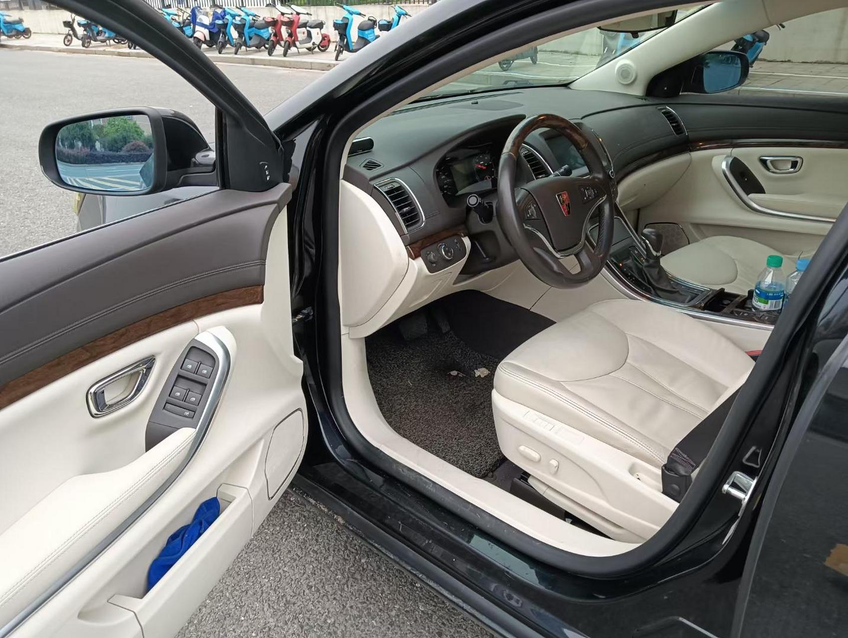 到店2019年荣威e950高配,1.