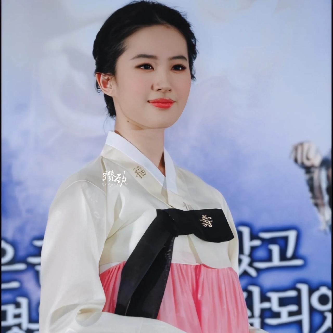 刘亦菲在韩国宣传倩女幽魂的活动图,韩国人被美得惊掉下巴:不愧是中国