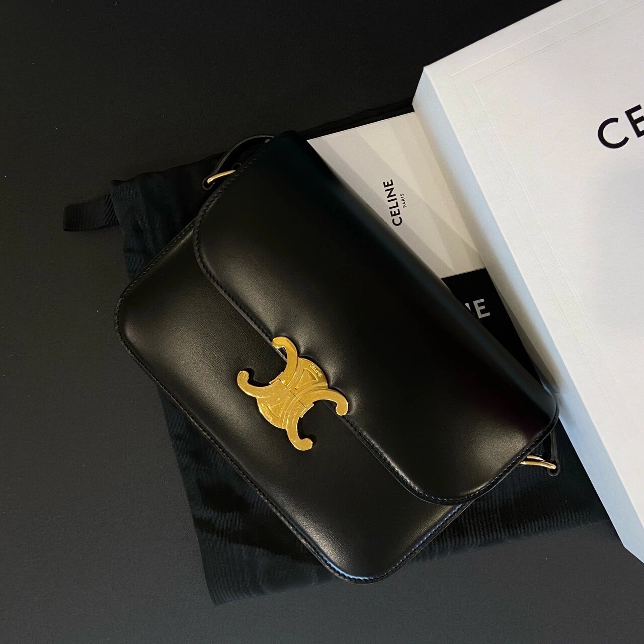 celine|不买会后悔的triomphe凯旋门中号 celine凯旋门黑金中号 官价