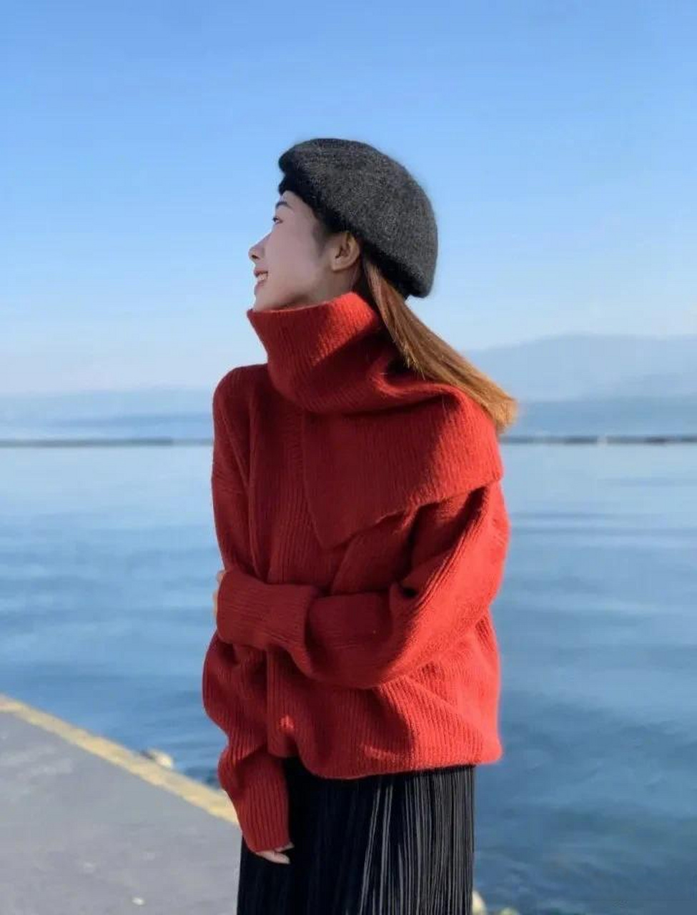 红色在寒冷的冬天真的太过抢眼了吧 一件红色针织衫搭配黑色的半身裙