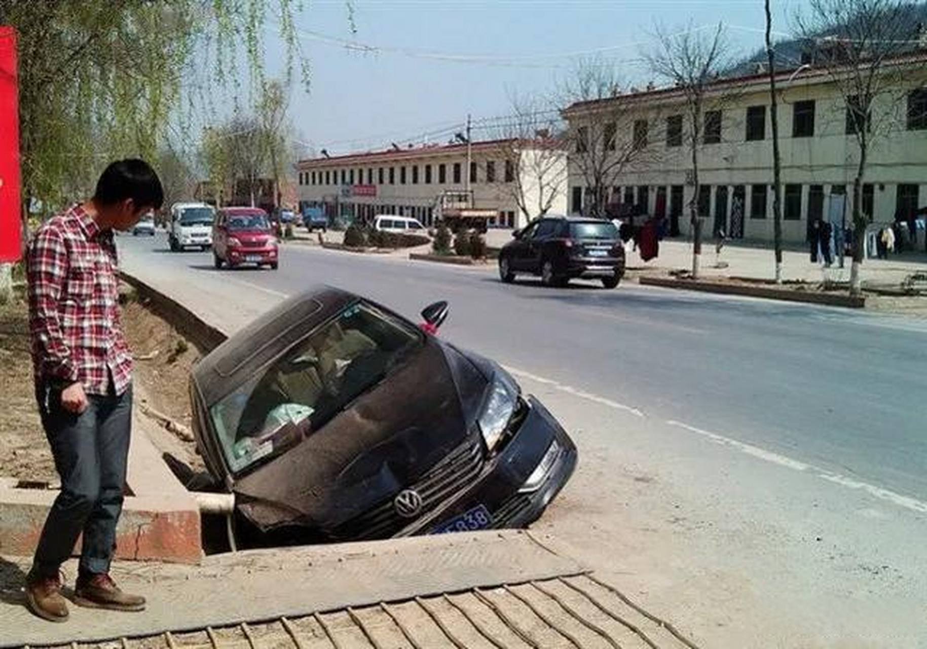 施救费用的问题:开车掉沟里了,找了救援公司把车吊出来了,然后拖到了