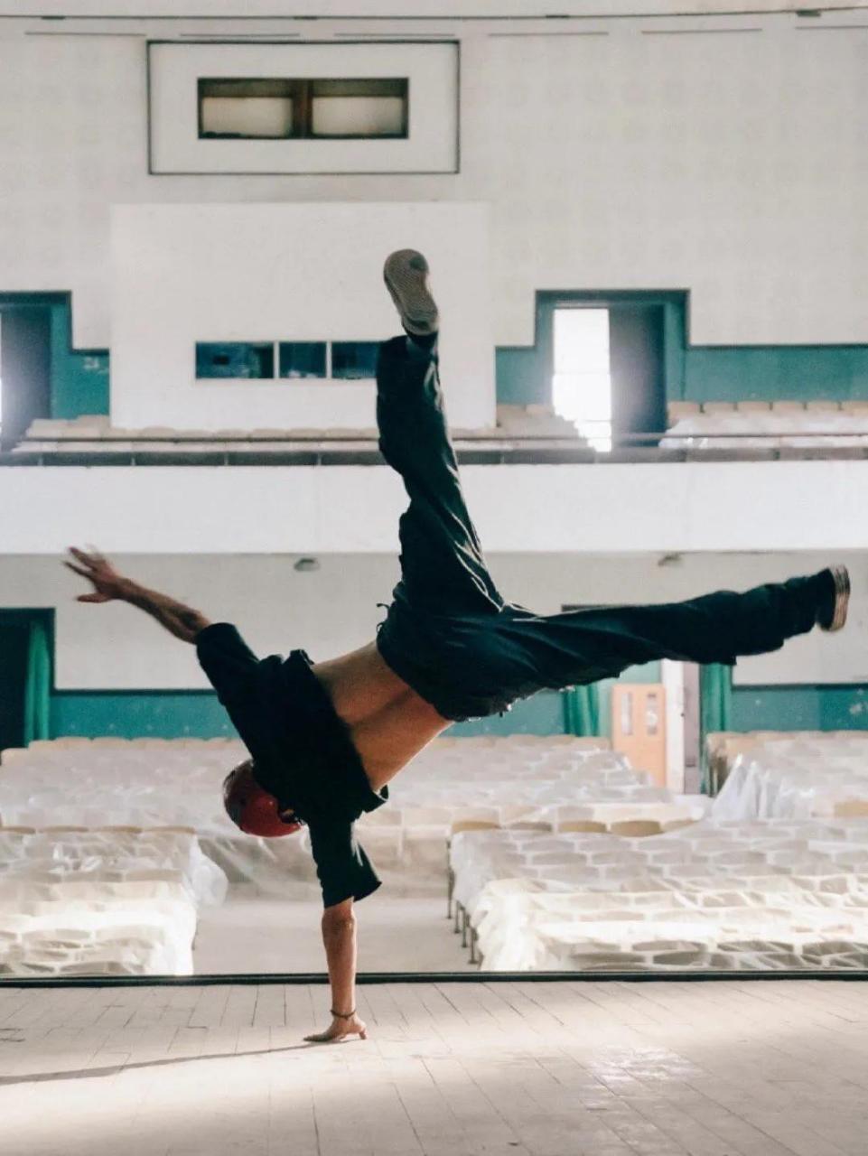 王一博,不愧是蓝忘机的扮演者,功底了得,随随便便一个倒立