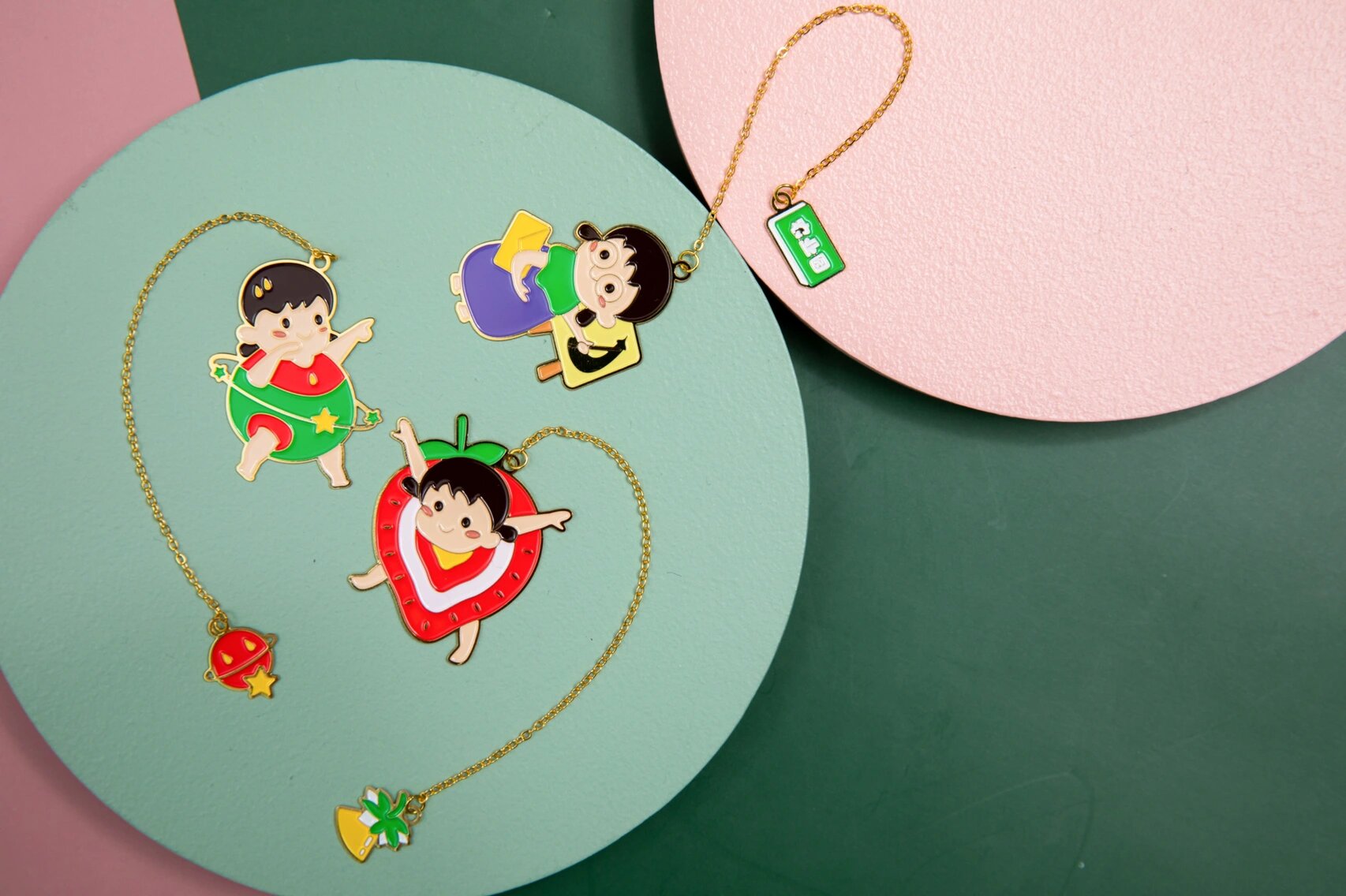 书签与图书搭配起来,呼应着中国传统美学原则,就像西方穿西