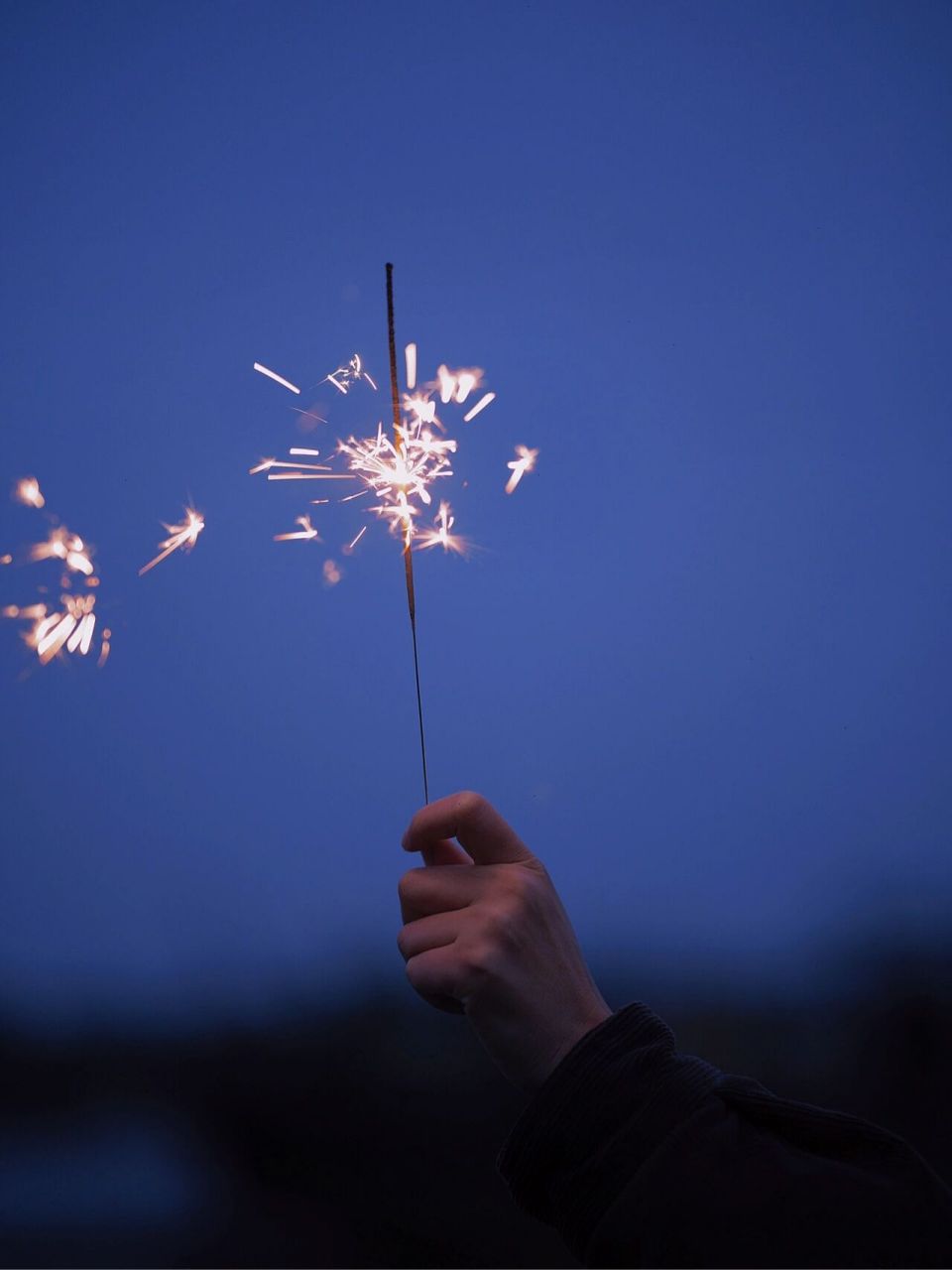 仙女棒烟花拍出氛围感照片 用仙女棒拍出氛围感图片 这组照片是和朋友