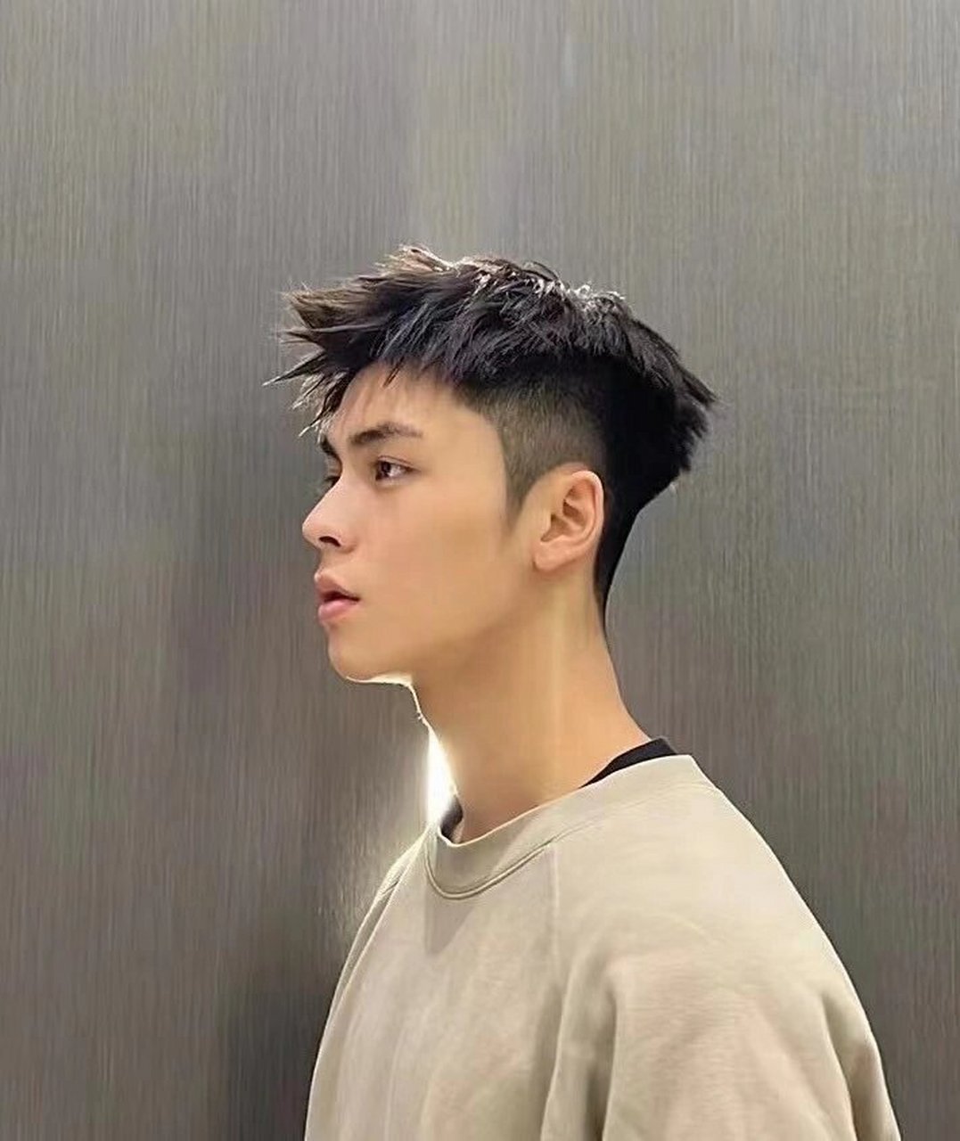 不妨考虑一下【美式前刺发型】!