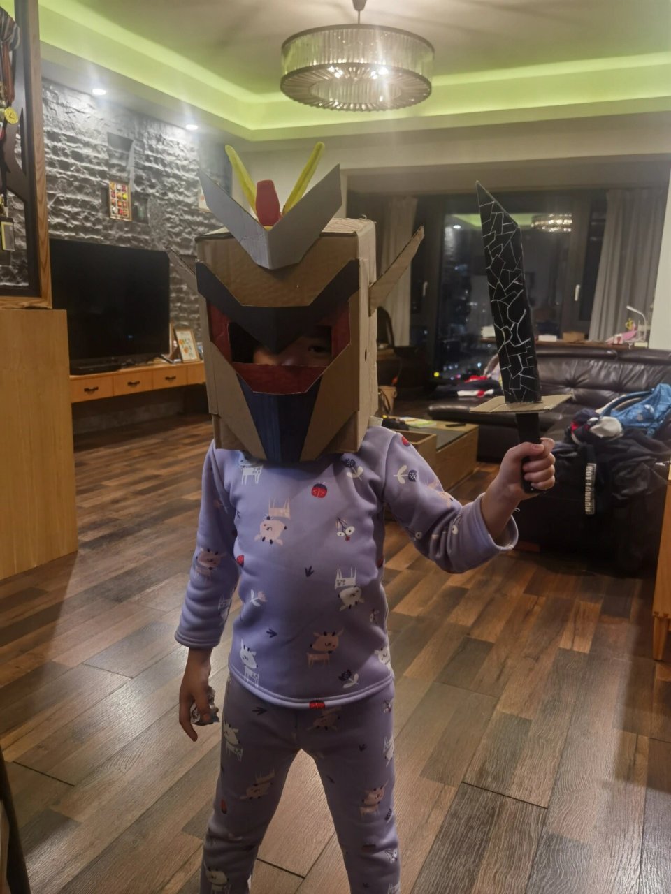 哥哥天天追着让我做好机器人头套 利用废纸箱自己剪剪切切画画90 给