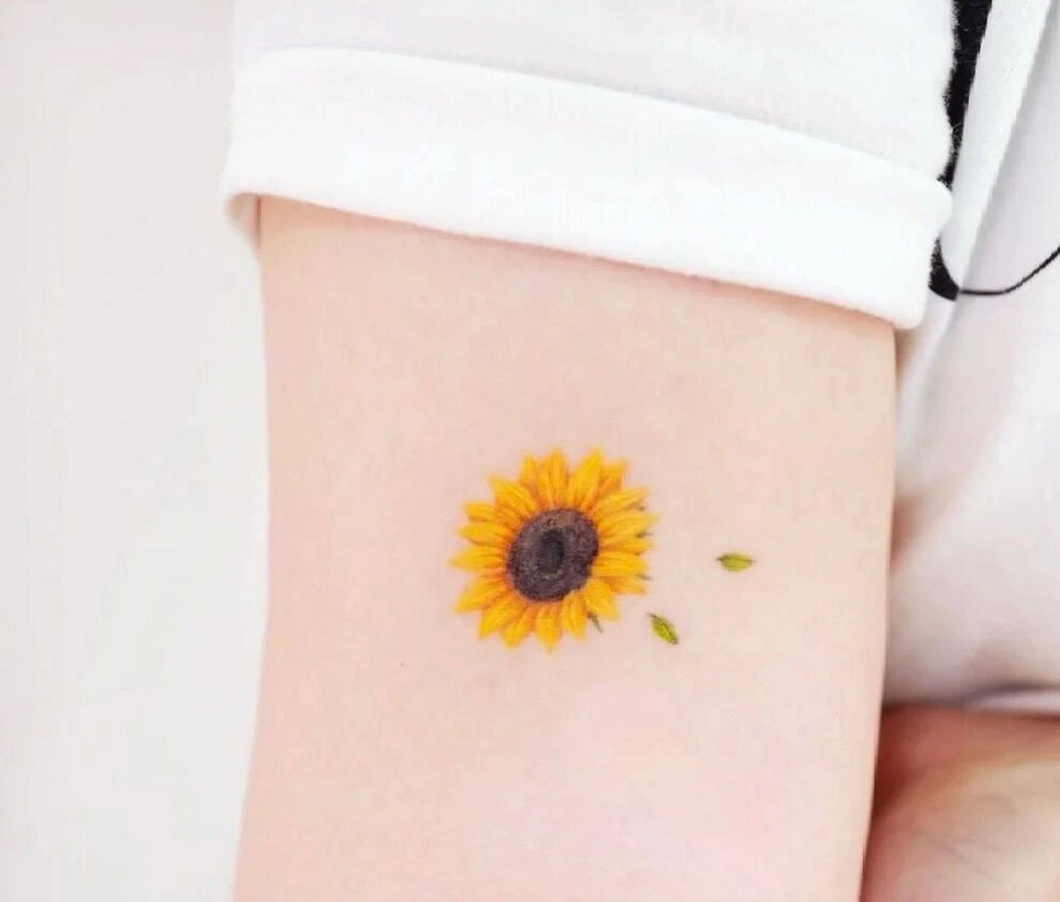 纹身i 关于向日葵还有一个美丽的传说,仙女克丽泰爱上了太阳神阿波罗