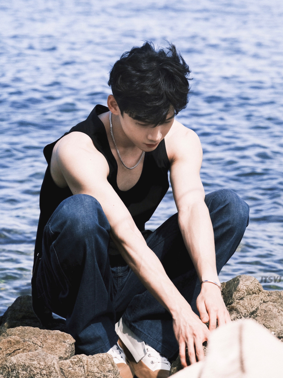 98白敬亭真的好绝 "少年与海永远心动"98 时尚芭莎拍的照片yyds!