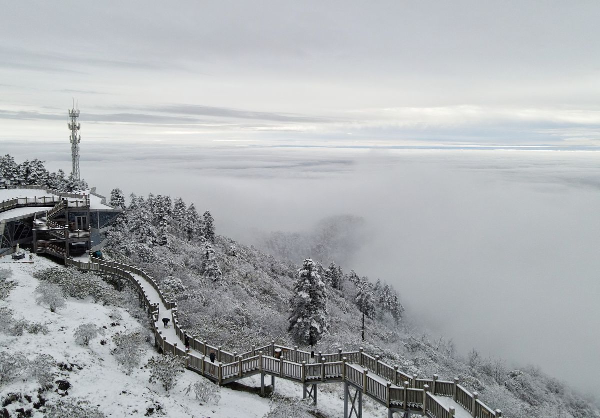 景点推荐,让你玩转西岭雪山:  1 映雪广场:这里的娱乐设施简直绝了