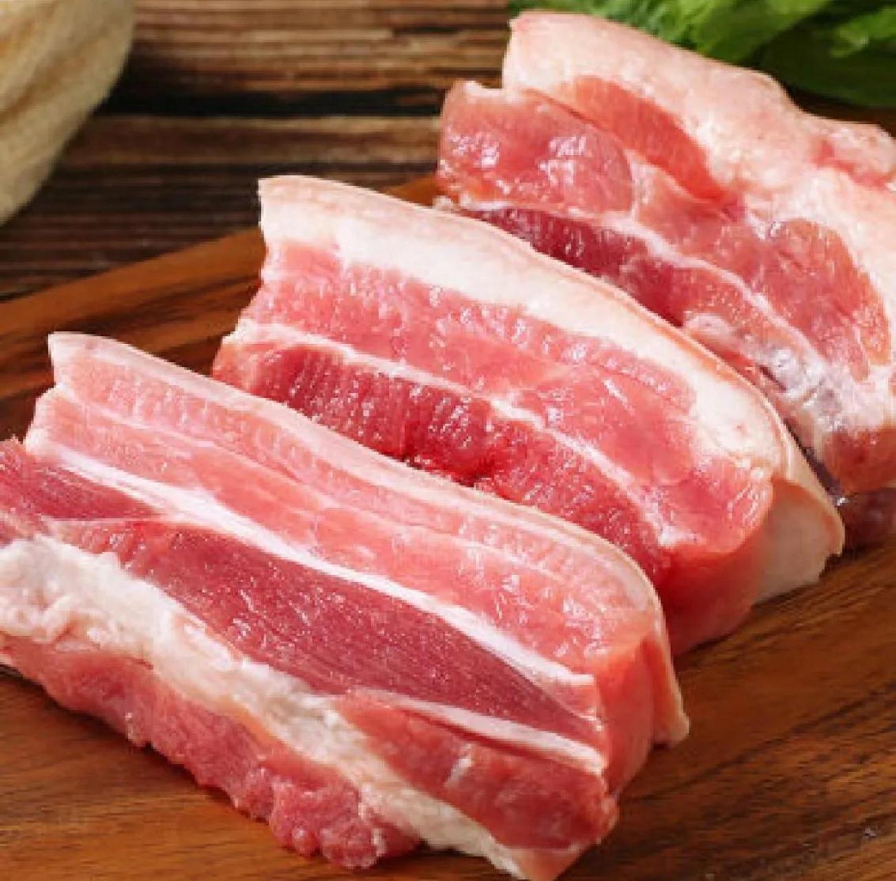 1,看颜色 新鲜的猪肉,颜色鲜红,带有光泽;颜色较浅,含有血水渗出的