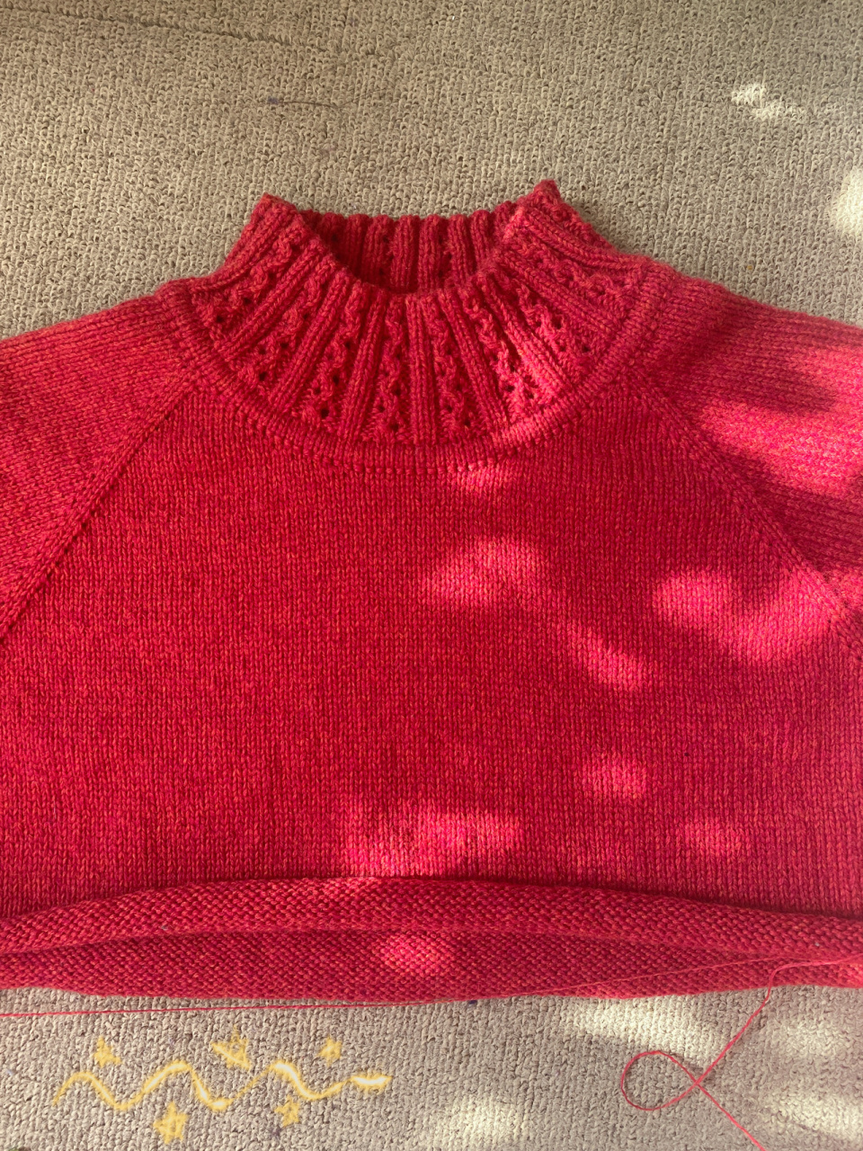 从上往下编织(女士毛衣) 第一次尝试从上往下编织,真的比较简单,一根