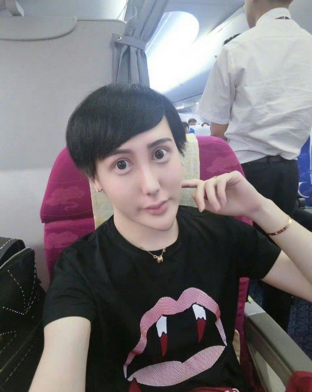 刘梓晨现在长这样,对比以前确实正常了点[并不简单]