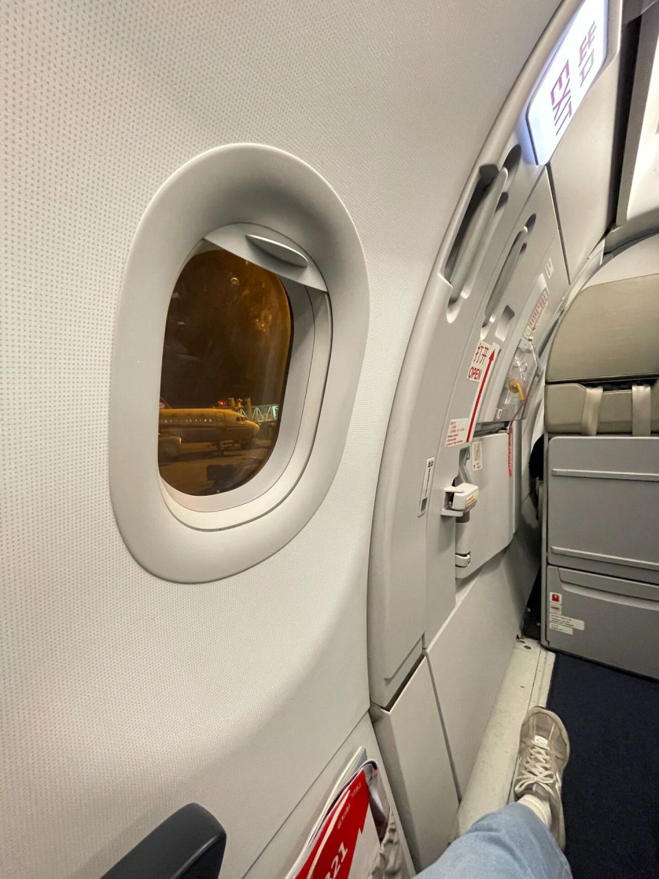 空客321这个位置真香呀 安全出口旁边的位置,前边没有座位空间超级大