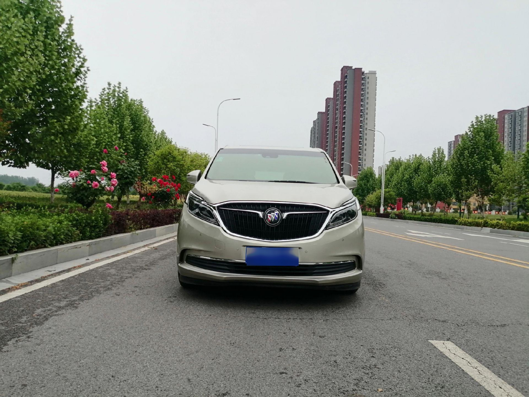 新到 别克gl8 2.0t 28t旗舰版 香槟金 新车指导价39.