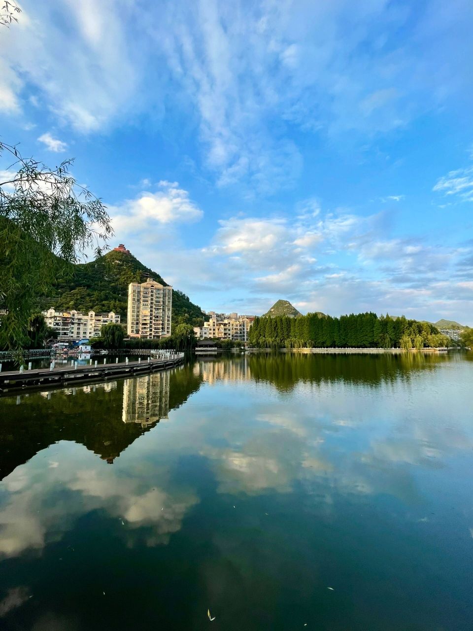 中国凉都六盘水周边必去景点|凤池园 碧水蓝天共一色,青山绿水画中画