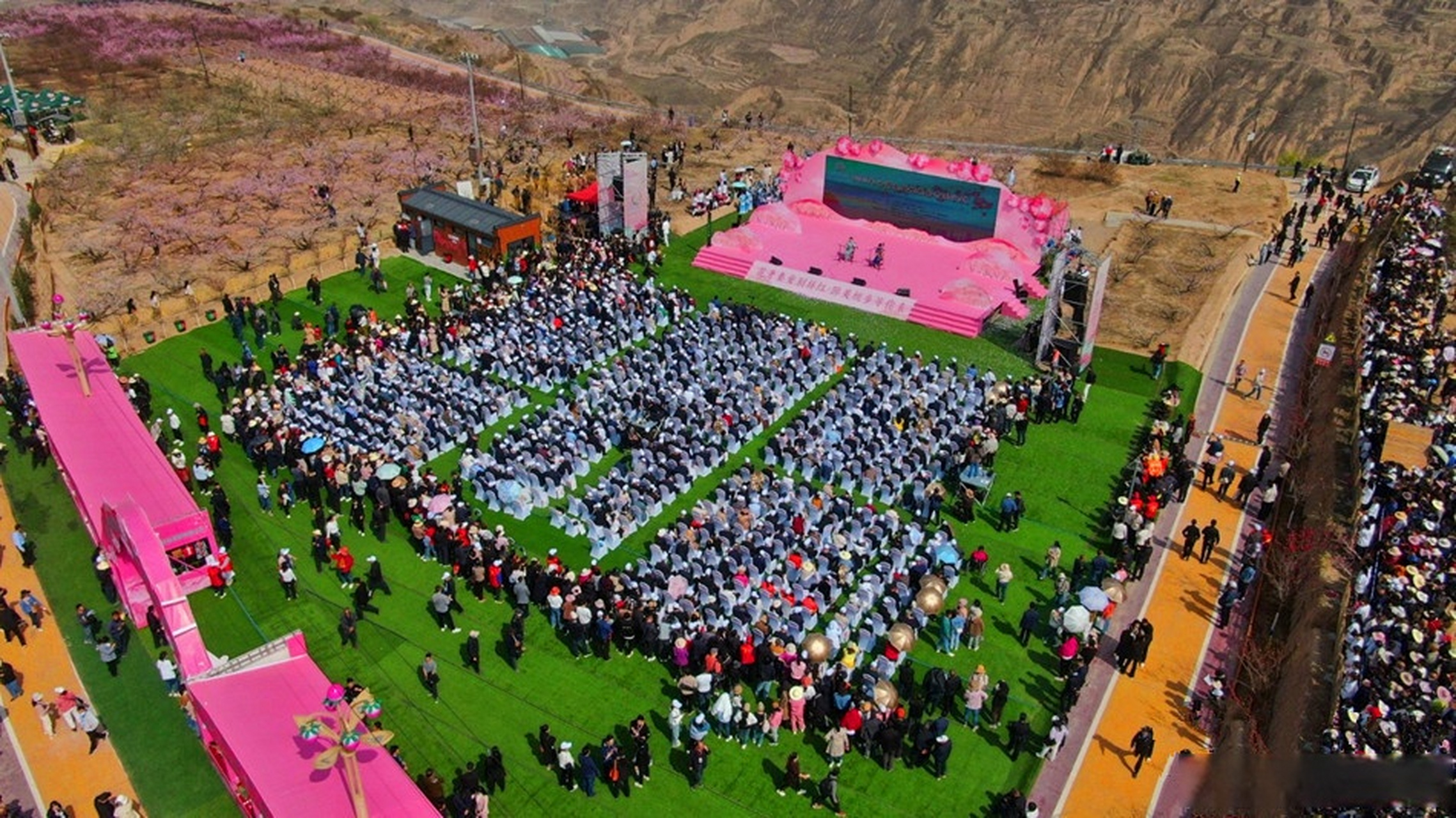 4月12日,2023年甘肃秦安桃花会开园仪式在刘坪镇秦洼村举行.